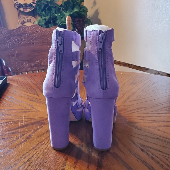 Heels - Picture 4 of 4